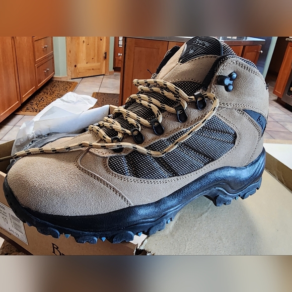 Bearpaw Women's Tan Hiking Boots NIB - Picture 4 of 10